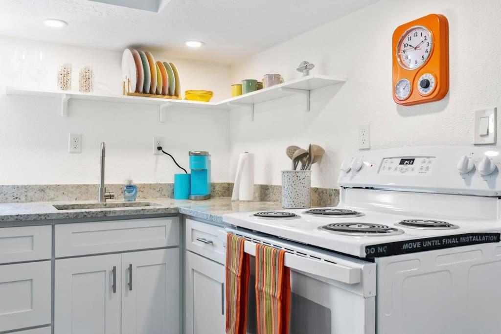 That 70'S Themed Apt Close To Coffee, Food + Shops タンパ エクステリア 写真