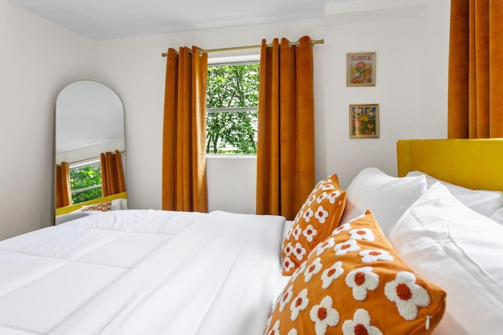That 70'S Themed Apt Close To Coffee, Food + Shops タンパ エクステリア 写真