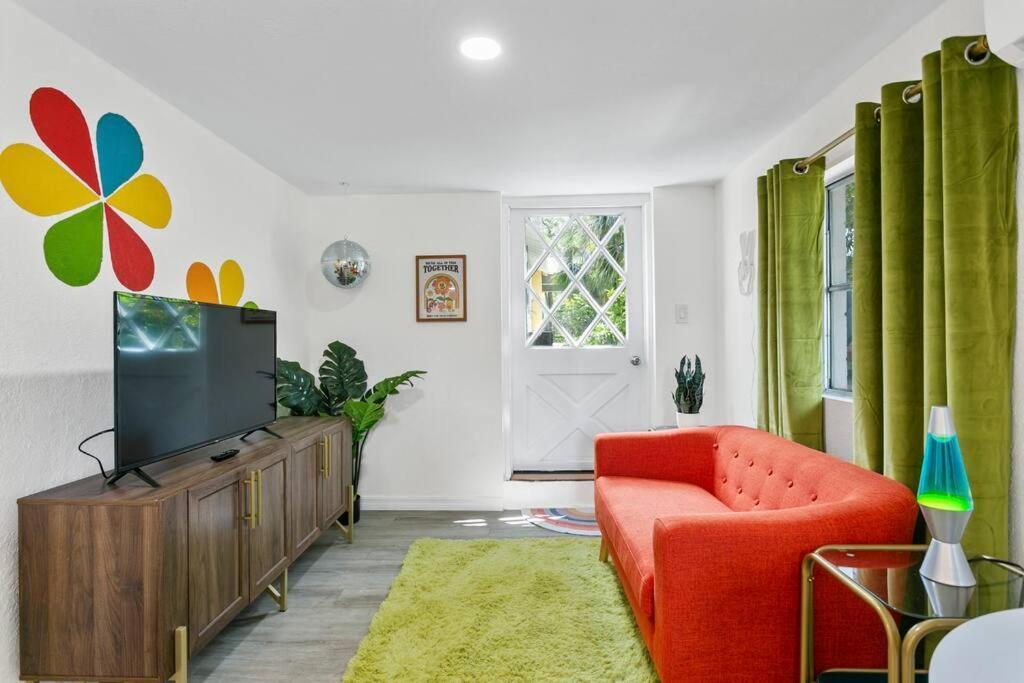 That 70'S Themed Apt Close To Coffee, Food + Shops タンパ エクステリア 写真