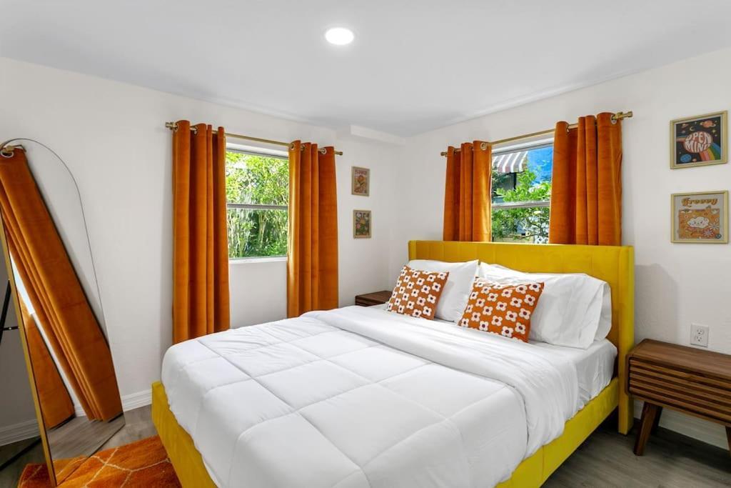 That 70'S Themed Apt Close To Coffee, Food + Shops タンパ エクステリア 写真
