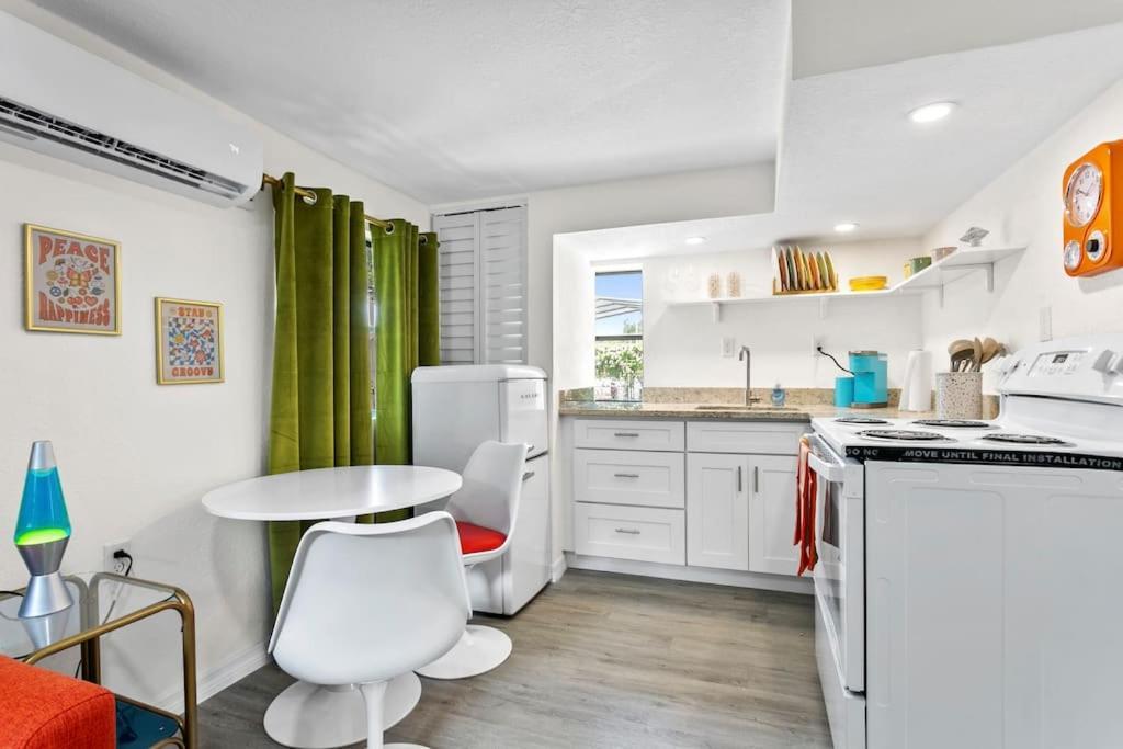 That 70'S Themed Apt Close To Coffee, Food + Shops タンパ エクステリア 写真