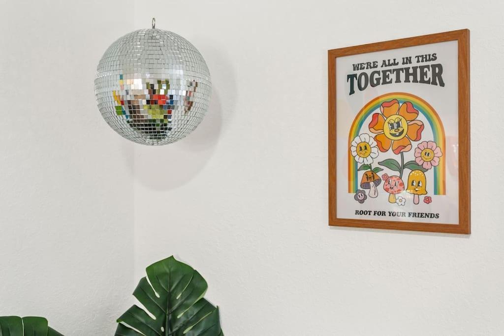 That 70'S Themed Apt Close To Coffee, Food + Shops タンパ エクステリア 写真
