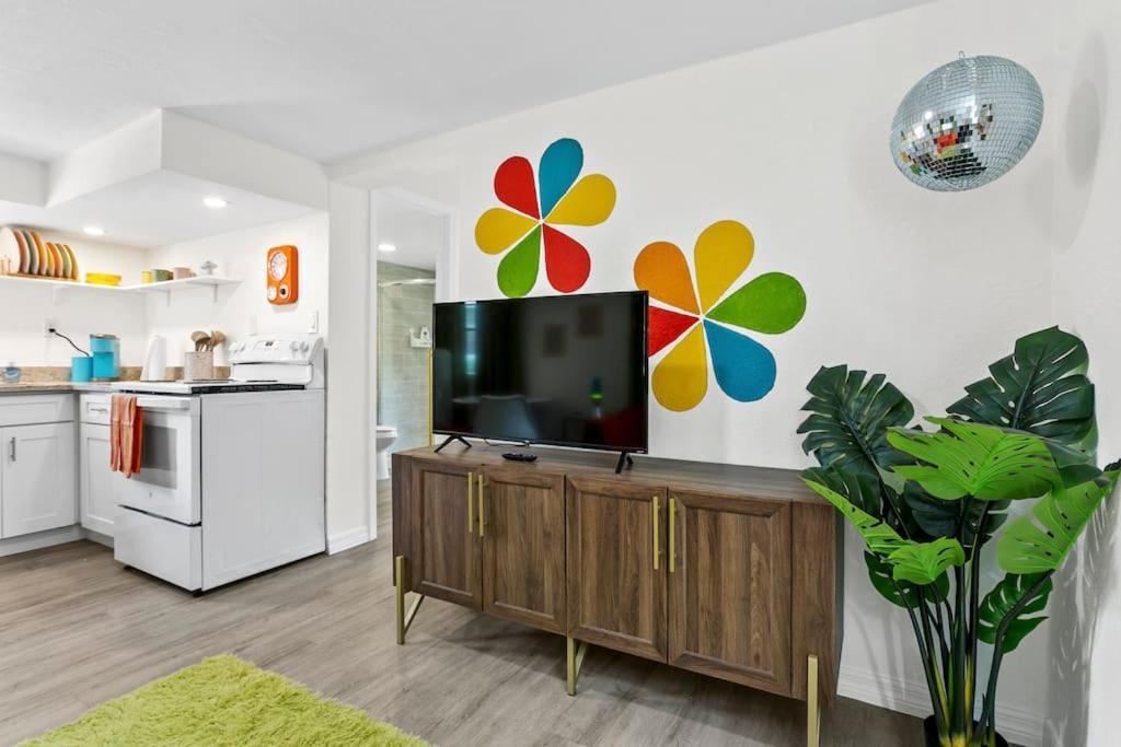 That 70'S Themed Apt Close To Coffee, Food + Shops タンパ エクステリア 写真