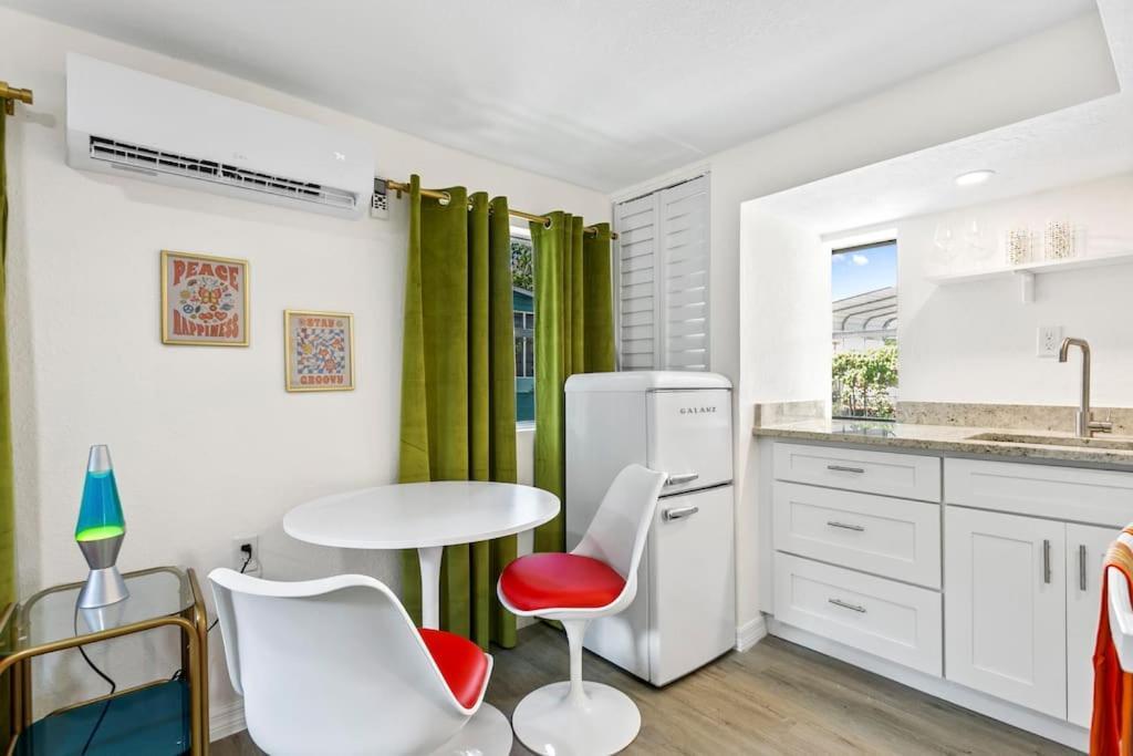 That 70'S Themed Apt Close To Coffee, Food + Shops タンパ エクステリア 写真